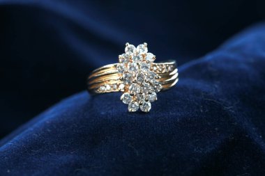 Yüzük. Moda Yüzüğü. Güzel mavi topaz ve elmas yüzük siyah kadife üzerinde. Altın ve elmas yüzük. İnci ve elmas yüzük. Gerçek altın ve elmas yüzük. Alyans. Nişan yüzüğü. Dostluk Yüzüğü. Moda Mücevherleri. Moda. güzel moda.. 