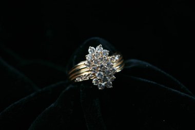 Yüzük. Moda Yüzüğü. Güzel mavi topaz ve elmas yüzük siyah kadife üzerinde. Altın ve elmas yüzük. İnci ve elmas yüzük. Gerçek altın ve elmas yüzük. Alyans. Nişan yüzüğü. Dostluk Yüzüğü. Moda Mücevherleri. Moda. güzel moda.. 