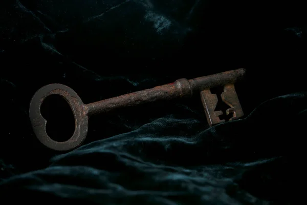 Antike Skelettschlüssel Skelettschlüssel Auf Dunkelblauem Samt Schlüssel Zum Erfolg Schlüssel — Stockfoto