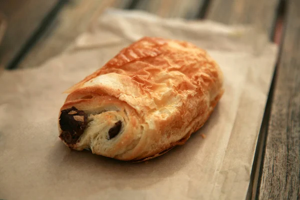 Croissant Chokladcroissant Bakad Chokladfylld Bakelse Nybakad Chokladcroissant Kontinental Frukost Med — Stockfoto