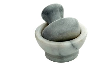 Havan ve Pestle. Seramik bir havanda tıbbi ürünlerin ezilmesi. Beyaz arka planda tokmaklı porselen havan topu. Ürünleri ezmek ve öğütmek için bir araç. Çeşitli tohumlar ve tahıllar mutfak havanlarında ezilir. Şeker toza dönüşür..