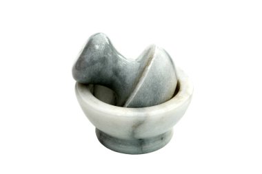 Havan ve Pestle. Seramik bir havanda tıbbi ürünlerin ezilmesi. Beyaz arka planda tokmaklı porselen havan topu. Ürünleri ezmek ve öğütmek için bir araç. Çeşitli tohumlar ve tahıllar mutfak havanlarında ezilir. Şeker toza dönüşür..