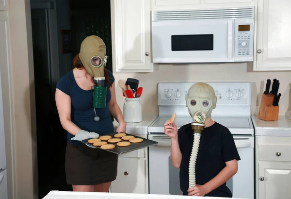 Mother Son Enjoy Peanut Butter Cookies Kitchen While Wearing Gas — Φωτογραφία Αρχείου