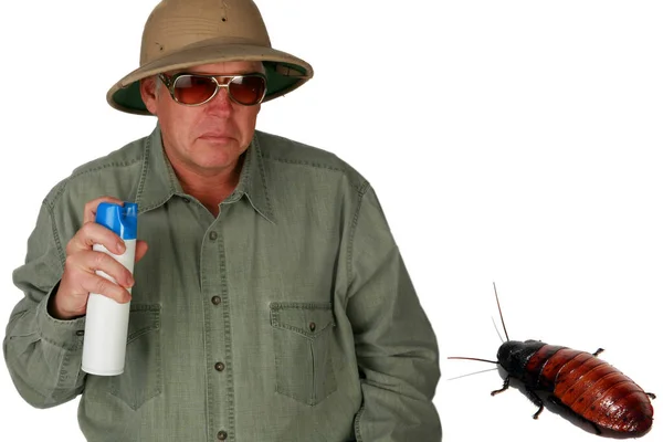 Een Man Met Een Helm Insectenspray Die Madagaskar Probeert Doden — Stockfoto