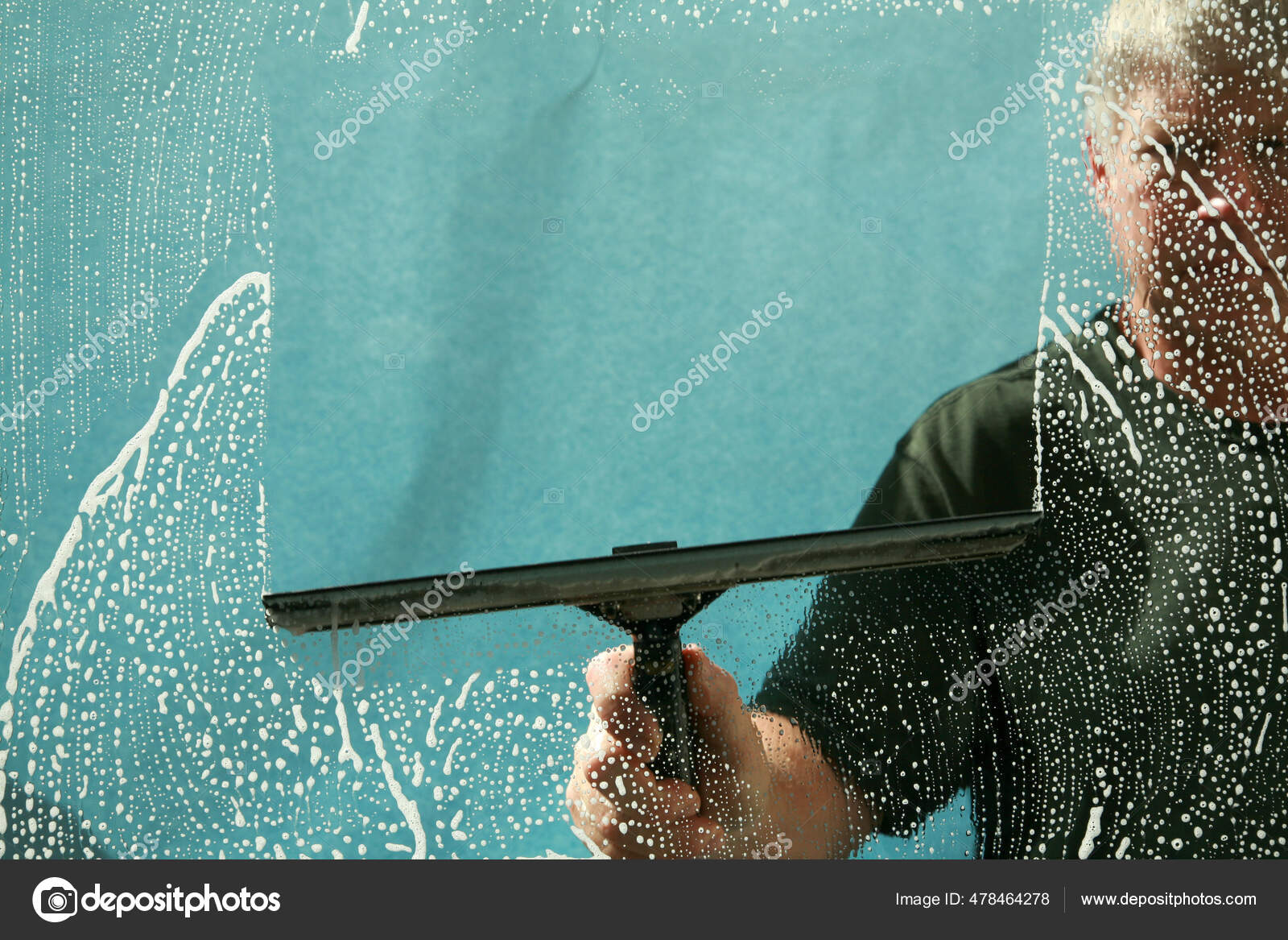 Window Washing Professional Stock Photo - Download Image Now - Window  Washer, Cleaning, Window - iStock