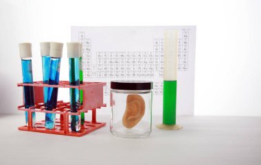 Bilim Laboratuvarı. Ekipman ve bilim deneyleri yapan bilim adamı. İçinde kimyasal sıvı bulunan laboratuvar camları. Yaşam bilimi laboratuvarında çalışan sağlık araştırmacıları. Araştırma laboratuarındaki kimyasalları analiz ediyorum. Klonlama araştırması. araştırma laboratuvarı.