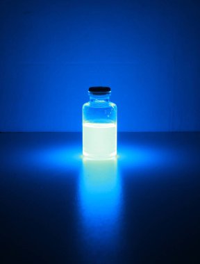 Bilim Laboratuvarı. Ekipman ve bilim deneyleri yapan bilim adamı. İçinde kimyasal sıvı bulunan laboratuvar camları. Yaşam bilimi laboratuvarında çalışan sağlık araştırmacıları. Araştırma laboratuarındaki kimyasalları analiz ediyorum. Klonlama araştırması. araştırma laboratuvarı.