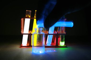 Bilim Laboratuvarı. Ekipman ve bilim deneyleri yapan bilim adamı. İçinde kimyasal sıvı bulunan laboratuvar camları. Yaşam bilimi laboratuvarında çalışan sağlık araştırmacıları. Araştırma laboratuarındaki kimyasalları analiz ediyorum. Klonlama araştırması. araştırma laboratuvarı.