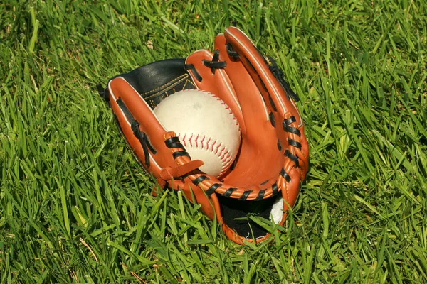 Baseball Baseball Spiel Fänger Mit Baseballhandschuh Und Baseball Lagen Auf — Stockfoto