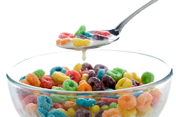 多彩的水果麦片圈在一个碗里 一碗牛奶里的水果圈 被白色隔离 文字空间 早餐麦片在勺子里 一勺麦片 早餐食品 儿童速食早餐 — 图库照片