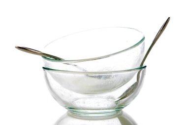 Cam kaseler. Boş cam kaseler. Kaşıklı temiz cam. Beyazda izole edilmiş. Kristal berrak cam kaseler. Mesaj için yer var. kırpma yolu. 