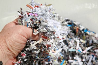 Parçalanmış kağıt. Kimlik hırsızlığına karşı yırtılmış kağıt. Hassas belge ve bilgileri parçalamak kimlik hırsızlığını kontrol etmeye yardımcı olur. Konfeti parçalanmış kağıt ve belgeler. Çöp tenekesinde konfeti öğütülmüş kağıt. Kimlik Dolandırıcılığından Koru. 