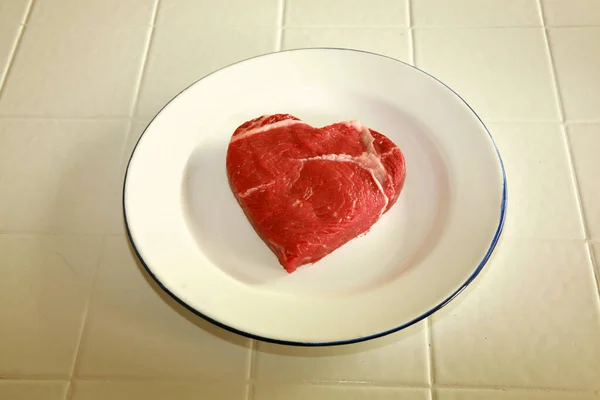 Carne Crua Forma Coração Carne Forma Coração Com Especiarias Estilo — Fotografia de Stock