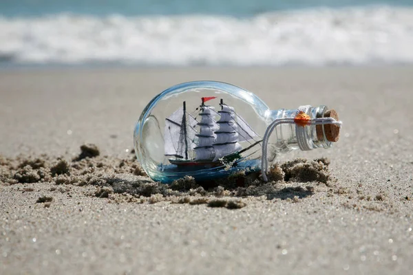 Ship Bottle Bottle Ship Lying Beach Ship Bottle Lost Sea — Stock Photo, Image