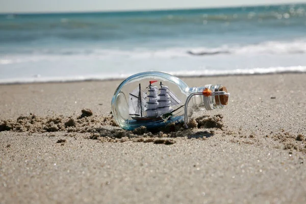 Ship Bottle Bottle Ship Lying Beach Ship Bottle Lost Sea — Stock Photo, Image