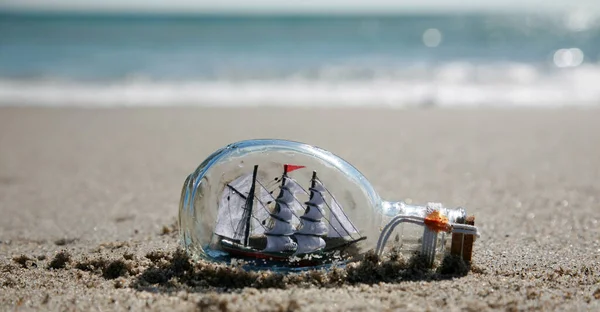 Ship Bottle Bottle Ship Lying Beach Ship Bottle Lost Sea — Stock Photo, Image