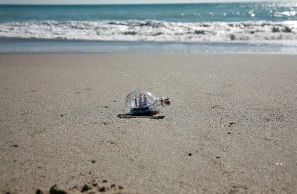 Ship Bottle Bottle Ship Lying Beach Ship Bottle Lost Sea — Stock Photo, Image