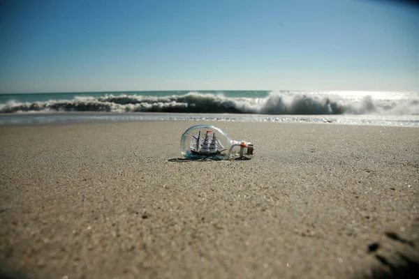 Ship Bottle Bottle Ship Lying Beach Ship Bottle Lost Sea — Stock Photo, Image