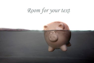 Borç içinde boğulmak. Bir domuz kumbarası karanlık bulanık suya batıyor. Borç içinde boğulmak. Başını suyun üstünde tut. Finansal kavramlar. Finansal krizde yardım. Borç sorunlarından mali yardım ve kurtarma. Boğulan domuz kumbarası mavi suda batıyor.. 