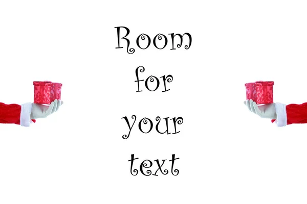 サンタクロースの手は赤いギフトボックスを持っています 赤い手袋で覆われた手 クリスマスのギフトの概念 白に隔離されてる テキスト用の部屋 クリッピングパス サンタさん サンタクロースの手にはクリスマスの贈り物があります メリークリスマスと新年 — ストック写真