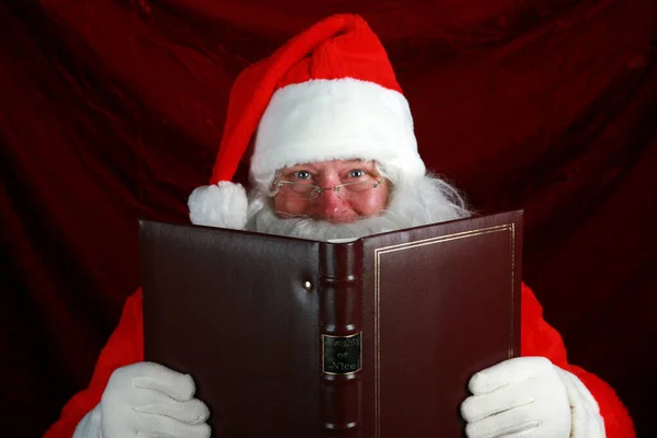 Niegrzeczny Czy Miły Święty Mikołaj Czyta Swojej Wielkiej Książki Kto — Zdjęcie stockowe