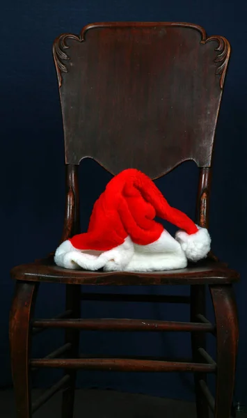 Санта Шляпа Шляпа Санта Клауса Стуле Изолирован Черном Счастливого Рождества — стоковое фото