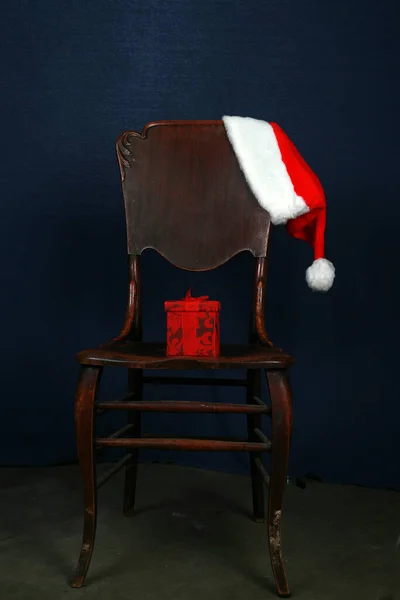 Kerstmanhoed Kerstman Hoed Een Stoel Zwart Geisoleerd Vrolijk Kerstfeest Fijne — Stockfoto
