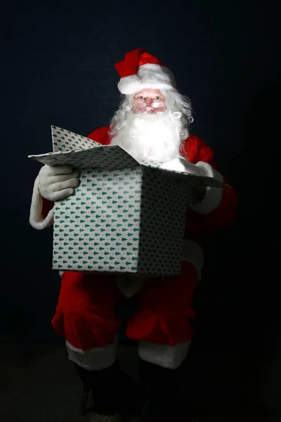 圣诞礼物圣诞老人送货上门新年礼物 圣诞礼物 圣诞老人带着一个大礼物 圣诞老人带着圣诞礼物寒假礼物 圣诞节礼物盒 圣诞老人有一个特殊的圣诞礼物充满了节日魔法 — 图库照片