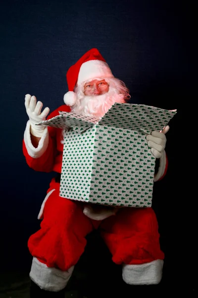 圣诞礼物圣诞老人送货上门新年礼物 圣诞礼物 圣诞老人带着一个大礼物 圣诞老人带着圣诞礼物寒假礼物 圣诞节礼物盒 圣诞老人有一个特殊的圣诞礼物充满了节日魔法 — 图库照片