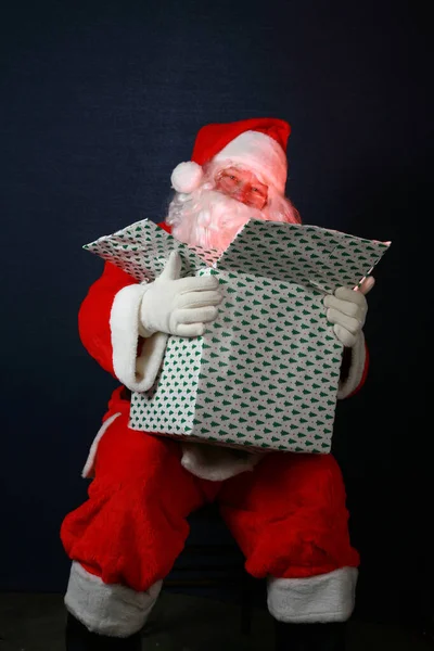 크리스마스 배달이요 선물이야 크리스마스 산타클로스는 선물을 가지고 크리스마스 산타클로스 홀리데이 — 스톡 사진