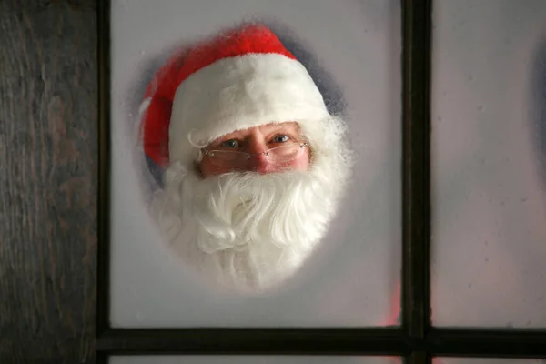 Weihnachten Der Weihnachtsmann Schaut Aus Einem Fenster Mit Schnee Der — Stockfoto