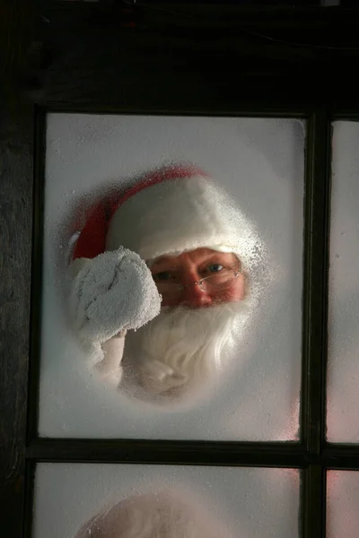 Natal Papai Noel Olha Pela Janela Com Neve Papai Noel — Fotografia de Stock