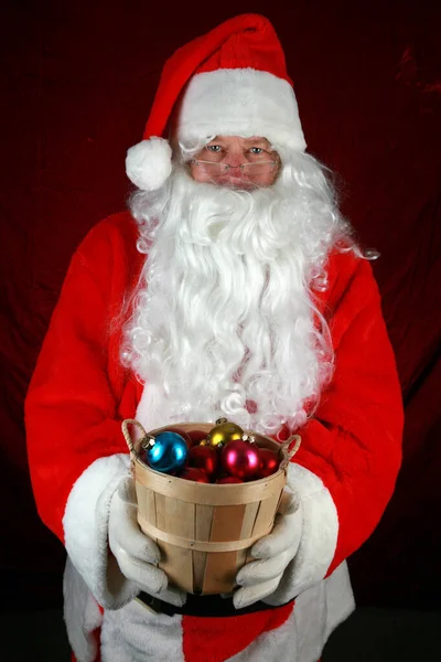 Kerstman Kerstmis Kerstman Met Een Rieten Mand Met Kerstversieringen Portret — Stockfoto