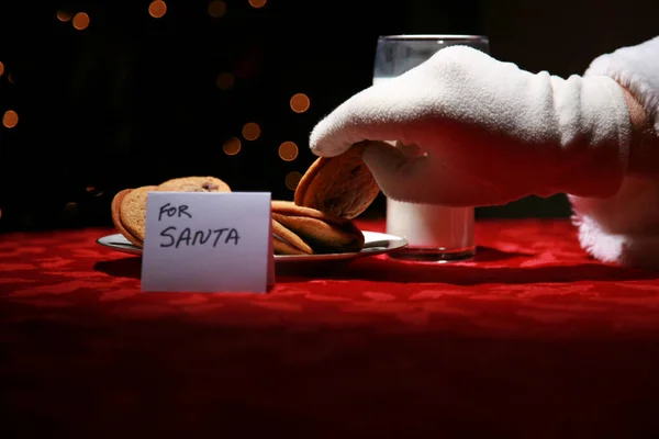 Plätzchen Für Den Weihnachtsmann Frisch Gebackene Plätzchen Und Heiße Schokolade — Stockfoto