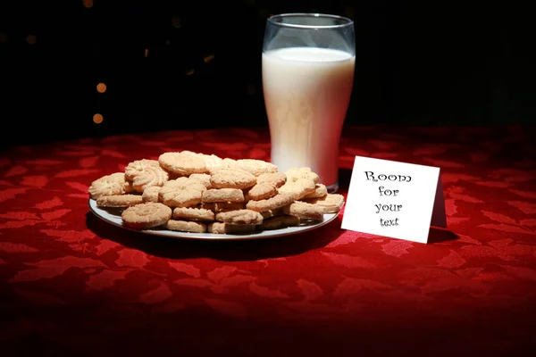 Plätzchen Für Den Weihnachtsmann Frisch Gebackene Plätzchen Und Heiße Schokolade — Stockfoto