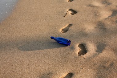 Şişedeki mesaj. Şişedeki mesaj. Yüksek çözünürlük Şişedeki tipik bir mesaj. Kumsala vurmuş mavi cam bir şişedeki mesaj. SOS konsepti. Yardım istiyor. Karaya oturmuş. Yardıma ihtiyacı var. Gönderilen aşk mektupları. Aşkı arıyorum.. 