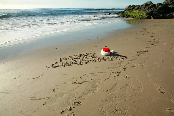 Mutlu Noeller Tatiller Kumsalda Kumlara Yazılmış Kelimeler Bir Noel Baba — Stok fotoğraf