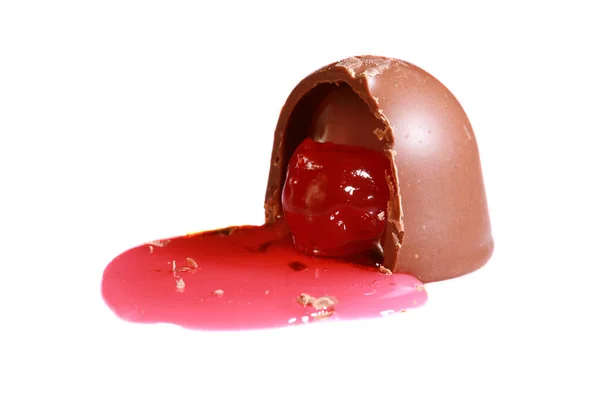 Çikolata Kaplı Kiraz Maraschino Vişneli Şuruplu Şekerli Sıcak Kiraz Beyazda — Stok fotoğraf