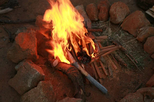 日落时营火 夜间营地里的篝火 火可以是你的朋友 也可以是你的敌人 — 图库照片