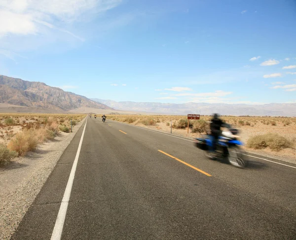 Motorradfahren Ein Biker Genießt Eine Fahrt Auf Dem Land Rasende — Stockfoto