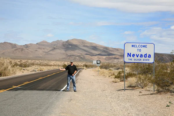 Anhalter Ein Mann Trampt Death Valley Betreten Nevada Territorium Anhalter — Stockfoto