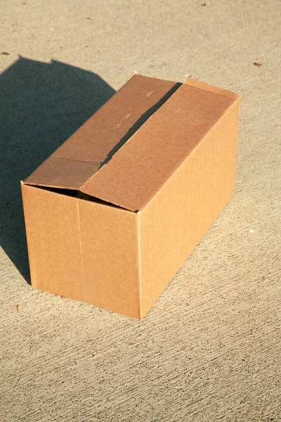 Χαρτόκουτο Κουτί Χαρτιά Απομονωμένο Λευκό Κιβώτιο Αποστολής Σφραγισμένο Χαρτόκουτο Που — Φωτογραφία Αρχείου