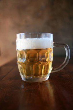 - Bira. Bir bardak bardak bira. Lokantada bira. Bir bardak bira. Oktoberfest birası. Bira bardakları kalın köpüklü altın lager dolu. Oktoberfest. Bira kupası. Bavyera ve Münih Ekim Festivali 'nden büyük bir bardak bira. Festival ve Bira Fabrikası. 