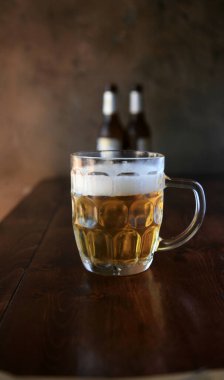 - Bira. Bir bardak bardak bira. Lokantada bira. Bir bardak bira. Oktoberfest birası. Bira bardakları kalın köpüklü altın lager dolu. Oktoberfest. Bira kupası. Bavyera ve Münih Ekim Festivali 'nden büyük bir bardak bira. Festival ve Bira Fabrikası. 