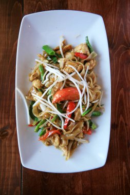 Tayland yemeği. Gai Pad Med Mamuang. Beyaz tabakta Tayland kaju tavuğu. Kai Med Ma Muang tavuk eti ve sebzeli Tayland mutfağı.. 