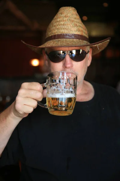 ビールだ ビールを飲んでる男だ ビールのマグカップを飲む男 ビールを飲む幸せなエレガントな男 ビールのマグカップからビールを飲む男 ビールのグラスを持ってる男 ビールグラスを持ってる パブでビールを飲む男 醸造所だ ヒップスター — ストック写真