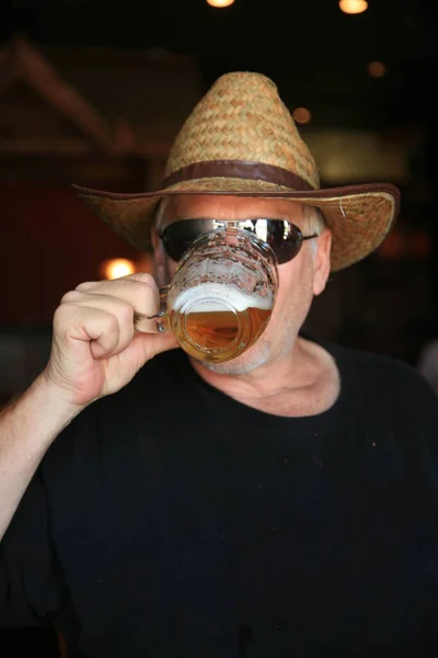 Cerveza Hombre Bebiendo Cerveza Hombre Bebiendo Una Taza Cerveza Feliz — Foto de Stock
