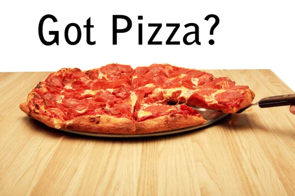 ピザだ おいしいピザ チーズピザが多い ペパロニ ホットフレッシュピザ モッツァレラとトマト イタリア料理 イタリア料理 ホットピザだ ピザソースとペパロニピザ — ストック写真