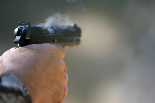 45口径手枪射击 45手枪在室外发射 代表美洲第二修正案 携带武器的权利 公民自由 个人保护 保护生命和财产 枪支管制 45支Acp口径自动手枪Colt 1911 — 图库照片