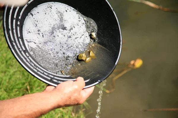 Panorámica Dorada Paneo Oro Hombre Haciéndolo Rico Por Encontrar Veta — Foto de Stock